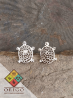 Joyería artesanal colombiana en plata ley 970. Cada pieza es elaborada 100% a mano por orfebres artesanos especializados en filigrana, una técnica ancestral que crea diseños únicos e irrepetibles. Auténtica orfebrería colombiana.