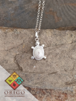 Joyería artesanal colombiana en plata ley 970. Cada pieza es elaborada 100% a mano por orfebres artesanos especializados en filigrana, una técnica ancestral que crea diseños únicos e irrepetibles. Auténtica orfebrería colombiana.