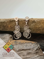 Joyería artesanal colombiana en plata ley 970. Cada pieza es elaborada 100% a mano por orfebres artesanos especializados en filigrana, una técnica ancestral que crea diseños únicos e irrepetibles. Auténtica orfebrería colombiana.