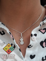 Joyería artesanal colombiana en plata ley 970. Cada pieza es elaborada 100% a mano por orfebres artesanos especializados en filigrana, una técnica ancestral que crea diseños únicos e irrepetibles. Auténtica orfebrería colombiana.