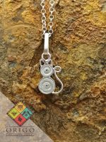 Joyería artesanal colombiana en plata ley 970. Cada pieza es elaborada 100% a mano por orfebres artesanos especializados en filigrana, una técnica ancestral que crea diseños únicos e irrepetibles. Auténtica orfebrería colombiana.