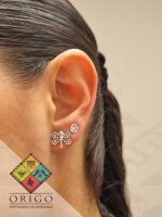 Joyería artesanal colombiana en plata ley 970. Cada pieza es elaborada 100% a mano por orfebres artesanos especializados en filigrana, una técnica ancestral que crea diseños únicos e irrepetibles. Auténtica orfebrería colombiana.