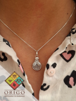 Joyería artesanal colombiana en plata ley 970. Cada pieza es elaborada 100% a mano por orfebres artesanos especializados en filigrana, una técnica ancestral que crea diseños únicos e irrepetibles. Auténtica orfebrería colombiana.