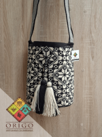 Tejidas en La Guajira con hilos de algodón y seda, las mochilas Wayúu son obras ancestrales creadas a mano por mujeres indígenas que preservan su cultura en cada puntada.