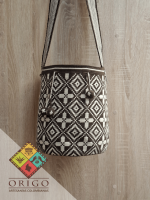 Tejidas en La Guajira con hilos de algodón y seda, las mochilas Wayúu son obras ancestrales creadas a mano por mujeres indígenas que preservan su cultura en cada puntada.