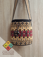 Tejidas en La Guajira con hilos de algodón y seda, las mochilas Wayúu son obras ancestrales creadas a mano por mujeres indígenas que preservan su cultura en cada puntada.