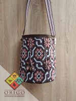 Tejidas en La Guajira con hilos de algodón y seda, las mochilas Wayúu son obras ancestrales creadas a mano por mujeres indígenas que preservan su cultura en cada puntada.