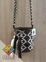 Tejidas en La Guajira con hilos de algodón y seda, las mochilas Wayúu son obras ancestrales creadas a mano por mujeres indígenas que preservan su cultura en cada puntada.