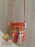 Tejidas en La Guajira con hilos de algodón y seda, las mochilas Wayúu son obras ancestrales creadas a mano por mujeres indígenas que preservan su cultura en cada puntada.