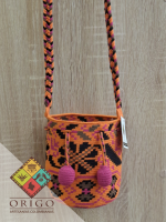 Tejidas en La Guajira con hilos de algodón y seda, las mochilas Wayúu son obras ancestrales creadas a mano por mujeres indígenas que preservan su cultura en cada puntada.