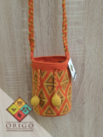 Tejidas en La Guajira con hilos de algodón y seda, las mochilas Wayúu son obras ancestrales creadas a mano por mujeres indígenas que preservan su cultura en cada puntada.