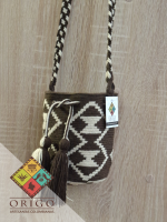 Tejidas en La Guajira con hilos de algodón y seda, las mochilas Wayúu son obras ancestrales creadas a mano por mujeres indígenas que preservan su cultura en cada puntada.