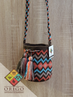 Tejidas en La Guajira con hilos de algodón y seda, las mochilas Wayúu son obras ancestrales creadas a mano por mujeres indígenas que preservan su cultura en cada puntada.