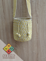 Tejidas en La Guajira con hilos de algodón y seda, las mochilas Wayúu son obras ancestrales creadas a mano por mujeres indígenas que preservan su cultura en cada puntada. 
