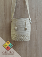 Tejidas en La Guajira con hilos de algodón y seda, las mochilas Wayúu son obras ancestrales creadas a mano por mujeres indígenas que preservan su cultura en cada puntada. 