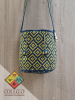 Tejidas en La Guajira con hilos de algodón y seda, las mochilas Wayúu son obras ancestrales creadas a mano por mujeres indígenas que preservan su cultura en cada puntada. 