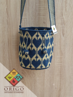 Tejidas en La Guajira con hilos de algodón y seda, las mochilas Wayúu son obras ancestrales creadas a mano por mujeres indígenas que preservan su cultura en cada puntada. 
