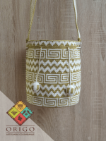 Tejidas en La Guajira con hilos de algodón y seda, las mochilas Wayúu son obras ancestrales creadas a mano por mujeres indígenas que preservan su cultura en cada puntada.
