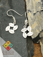 Joyería artesanal colombiana en plata ley 970. Cada pieza es elaborada 100% a mano por orfebres artesanos especializados en filigrana, una técnica ancestral que crea diseños únicos e irrepetibles. Auténtica orfebrería colombiana.