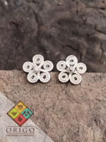 Joyería artesanal colombiana en plata ley 970. Cada pieza es elaborada 100% a mano por orfebres artesanos especializados en filigrana, una técnica ancestral que crea diseños únicos e irrepetibles. Auténtica orfebrería colombiana.