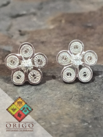Joyería artesanal colombiana en plata ley 970. Cada pieza es elaborada 100% a mano por orfebres artesanos especializados en filigrana, una técnica ancestral que crea diseños únicos e irrepetibles. Auténtica orfebrería colombiana.