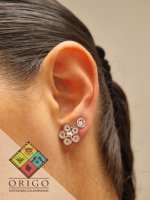 Joyería artesanal colombiana en plata ley 970. Cada pieza es elaborada 100% a mano por orfebres artesanos especializados en filigrana, una técnica ancestral que crea diseños únicos e irrepetibles. Auténtica orfebrería colombiana.