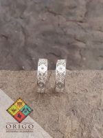 Joyería artesanal colombiana en plata ley 970. Cada pieza es elaborada 100% a mano por orfebres artesanos especializados en filigrana, una técnica ancestral que crea diseños únicos e irrepetibles. Auténtica orfebrería colombiana.