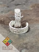 Joyería artesanal colombiana en plata ley 970. Cada pieza es elaborada 100% a mano por orfebres artesanos especializados en filigrana, una técnica ancestral que crea diseños únicos e irrepetibles. Auténtica orfebrería colombiana.