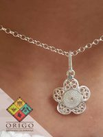 Joyería artesanal colombiana en plata ley 970. Cada pieza es elaborada 100% a mano por orfebres artesanos especializados en filigrana, una técnica ancestral que crea diseños únicos e irrepetibles. Auténtica orfebrería colombiana.