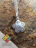 Joyería artesanal colombiana en plata ley 970. Cada pieza es elaborada 100% a mano por orfebres artesanos especializados en filigrana, una técnica ancestral que crea diseños únicos e irrepetibles. Auténtica orfebrería colombiana.