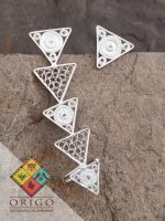 Joyería artesanal colombiana en plata ley 970. Cada pieza es elaborada 100% a mano por orfebres artesanos especializados en filigrana, una técnica ancestral que crea diseños únicos e irrepetibles. Auténtica orfebrería colombiana.