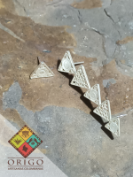 Joyería artesanal colombiana en plata ley 970. Cada pieza es elaborada 100% a mano por orfebres artesanos especializados en filigrana, una técnica ancestral que crea diseños únicos e irrepetibles. Auténtica orfebrería colombiana.