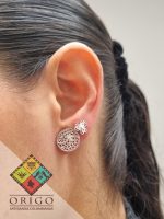 Joyería artesanal colombiana en plata ley 970. Cada pieza es elaborada 100% a mano por orfebres artesanos especializados en filigrana, una técnica ancestral que crea diseños únicos e irrepetibles. Auténtica orfebrería colombiana.