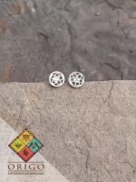 Joyería artesanal colombiana en plata ley 970. Cada pieza es elaborada 100% a mano por orfebres artesanos especializados en filigrana, una técnica ancestral que crea diseños únicos e irrepetibles. Auténtica orfebrería colombiana.