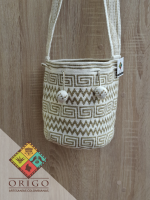 Tejidas en La Guajira con hilos de algodón y seda, las mochilas Wayúu son obras ancestrales creadas a mano por mujeres indígenas que preservan su cultura en cada puntada. 