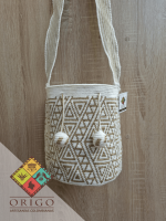 Tejidas en La Guajira con hilos de algodón y seda, las mochilas Wayúu son obras ancestrales creadas a mano por mujeres indígenas que preservan su cultura en cada puntada. 