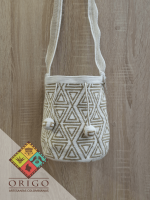 Tejidas en La Guajira con hilos de algodón y seda, las mochilas Wayúu son obras ancestrales creadas a mano por mujeres indígenas que preservan su cultura en cada puntada. 