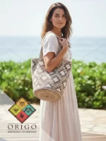 Tejidas en La Guajira con hilos de algodón y seda, las mochilas Wayúu son obras ancestrales creadas a mano por mujeres indígenas que preservan su cultura en cada puntada.