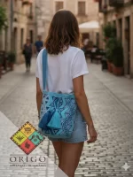 Tejidas en La Guajira con hilos de algodón y seda, las mochilas Wayúu son obras ancestrales creadas a mano por mujeres indígenas que preservan su cultura en cada puntada.