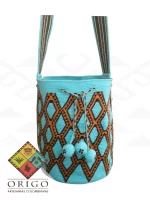 Tejidas en La Guajira con hilos de algodón y seda, las mochilas Wayúu son obras ancestrales creadas a mano por mujeres indígenas que preservan su cultura en cada puntada.