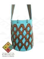 Tejidas en La Guajira con hilos de algodón y seda, las mochilas Wayúu son obras ancestrales creadas a mano por mujeres indígenas que preservan su cultura en cada puntada.
