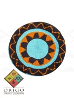 Tejidas en La Guajira con hilos de algodón y seda, las mochilas Wayúu son obras ancestrales creadas a mano por mujeres indígenas que preservan su cultura en cada puntada.
