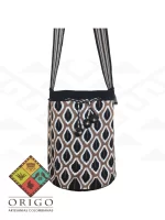Tejidas en La Guajira con hilos de algodón y seda, las mochilas Wayúu son obras ancestrales creadas a mano por mujeres indígenas que preservan su cultura en cada puntada.