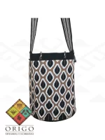 Tejidas en La Guajira con hilos de algodón y seda, las mochilas Wayúu son obras ancestrales creadas a mano por mujeres indígenas que preservan su cultura en cada puntada.