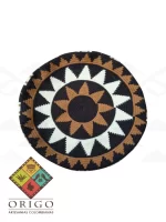 Tejidas en La Guajira con hilos de algodón y seda, las mochilas Wayúu son obras ancestrales creadas a mano por mujeres indígenas que preservan su cultura en cada puntada.