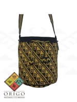 Tejidas en La Guajira con hilos de algodón y seda, las mochilas Wayúu son obras ancestrales creadas a mano por mujeres indígenas que preservan su cultura en cada puntada.