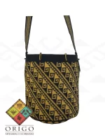 Tejidas en La Guajira con hilos de algodón y seda, las mochilas Wayúu son obras ancestrales creadas a mano por mujeres indígenas que preservan su cultura en cada puntada.