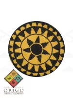 Tejidas en La Guajira con hilos de algodón y seda, las mochilas Wayúu son obras ancestrales creadas a mano por mujeres indígenas que preservan su cultura en cada puntada.