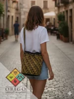Tejidas en La Guajira con hilos de algodón y seda, las mochilas Wayúu son obras ancestrales creadas a mano por mujeres indígenas que preservan su cultura en cada puntada.