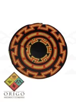 Tejidas en La Guajira con hilos de algodón y seda, las mochilas Wayúu son obras ancestrales creadas a mano por mujeres indígenas que preservan su cultura en cada puntada.